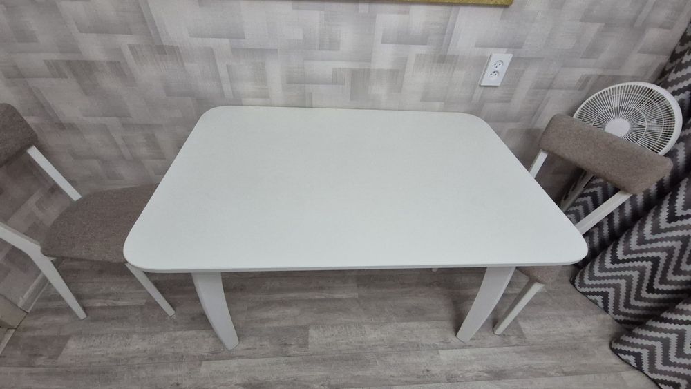 Стол и 2 стула .