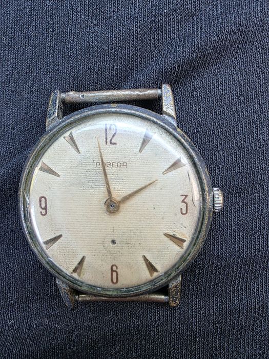 Obiecte vechi, ceasuri si medalie.