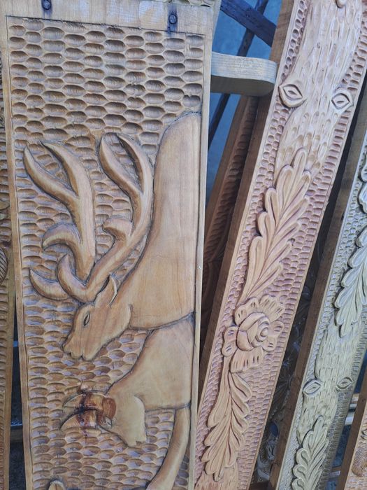 Draperii din lemn sculptate