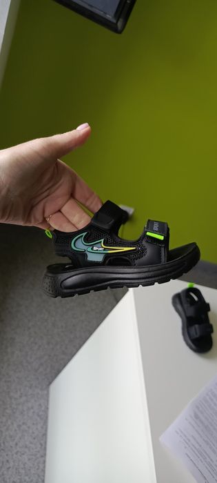 Продам сандали 23