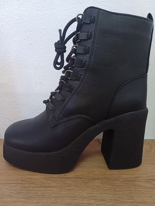 Дамски боти на висок ток