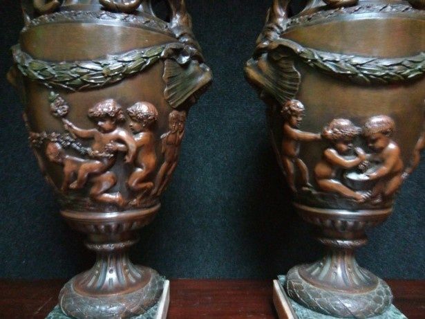 Set 2 amfore sec 19 din bronz cu antimoniu pe soclu din marmură in sti