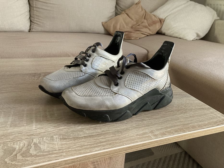Сребристи сникърси, естествена кожа, размер 36