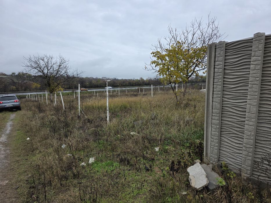 Inchiriez sau vand  4400mp  teren la 8km de craiova