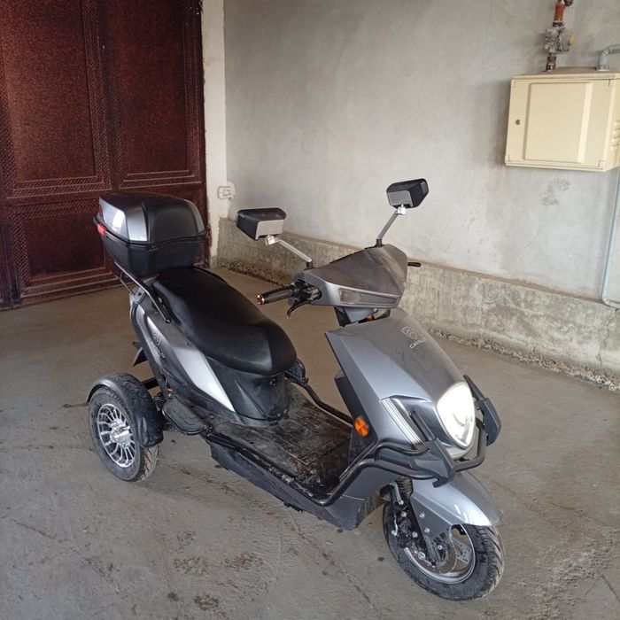 Скутер троих колес