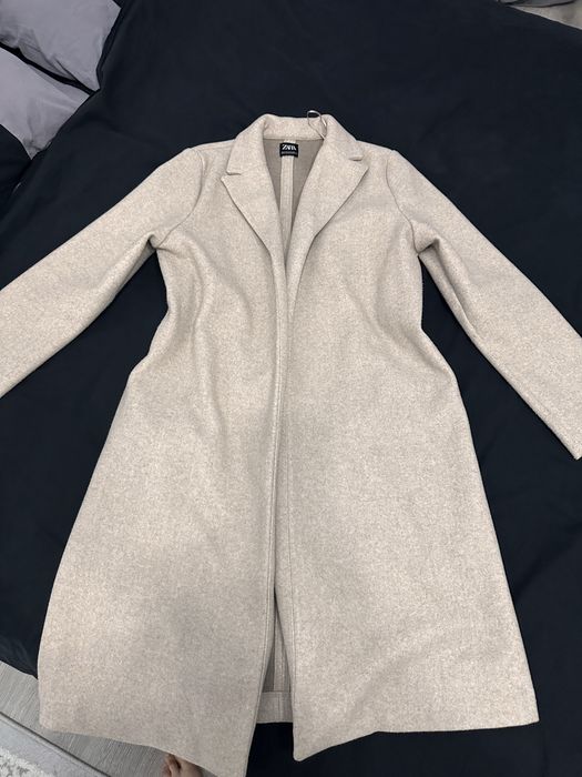Пальто Zara бежевого цвета