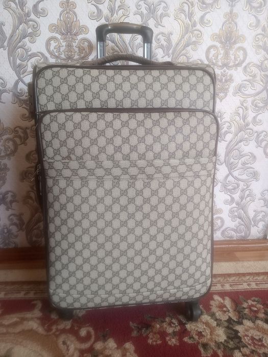 Продам дорожный  чемодан