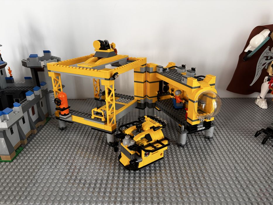 Lego Castel, figurine, baza acvatica, elicoptere
