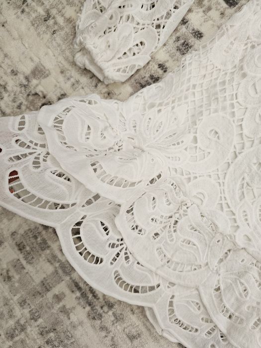 Дантелена бяла рокля