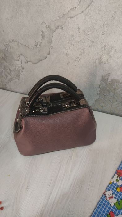 Uchalasi ham yangi sumka