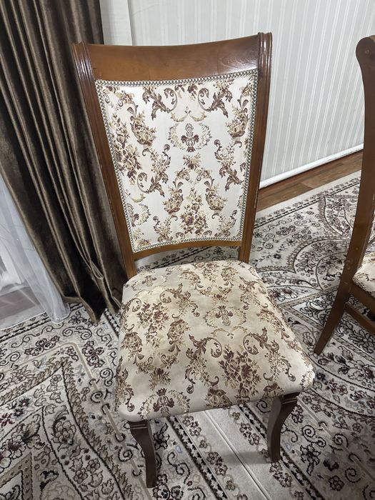 Стол для гостинной