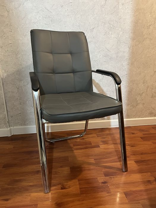 Стул офисный ,серого цвета