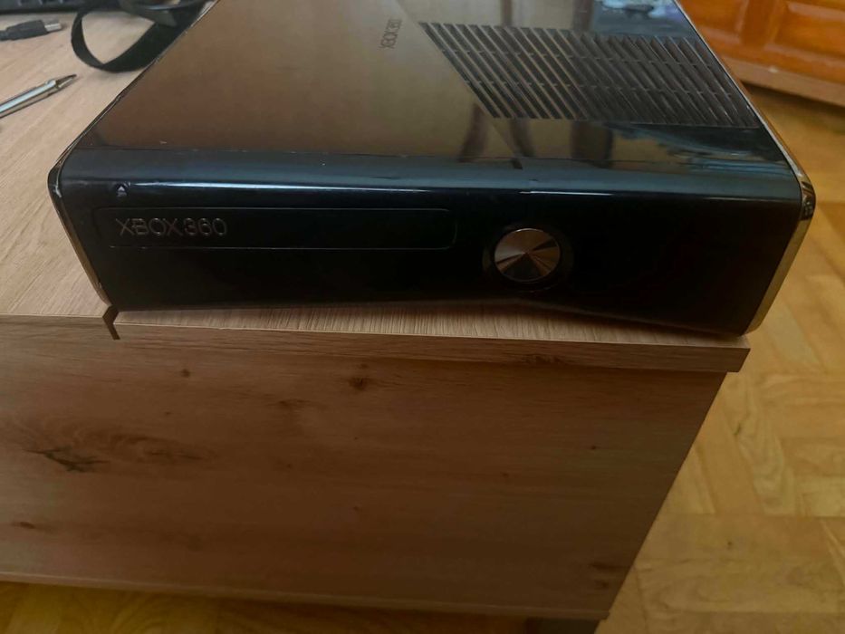 Xbox 360 Slim + 2 Джойстика + Saitek Flight Stick + Игри
