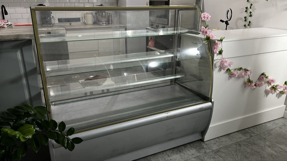 Витринный кондитерский холодильник