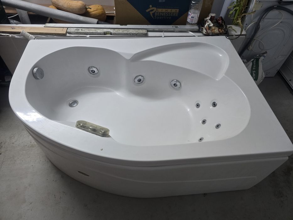 Ъглово едноместно джакузи