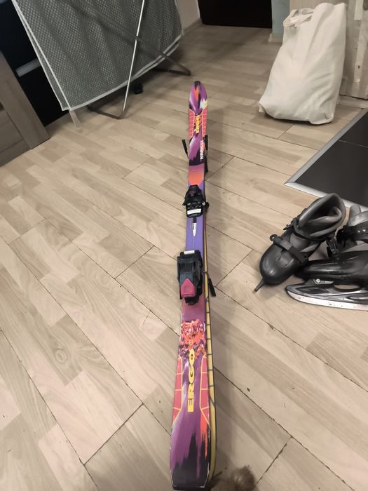 Vând schiuri și patine