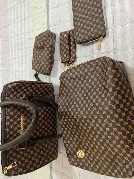 Безторг.  Набор  сумок  продам  новые .