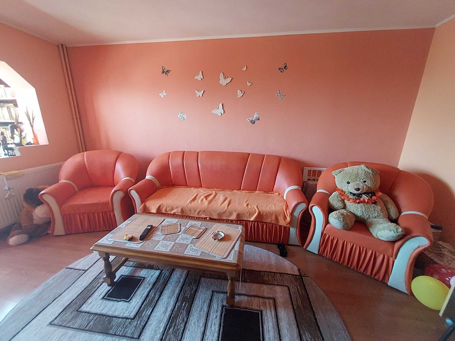 Canapea extensibila si duoa fotolii.Material piele ecolgica, stare utilizate-stare buna