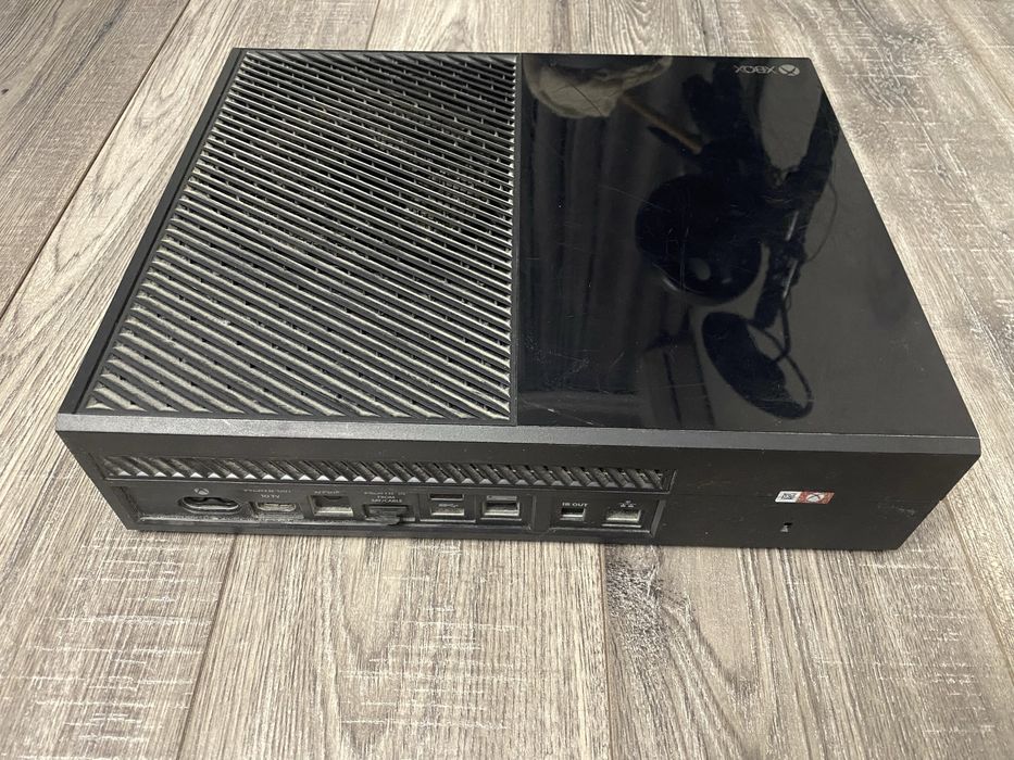 Продам игровую консоль Xbox One