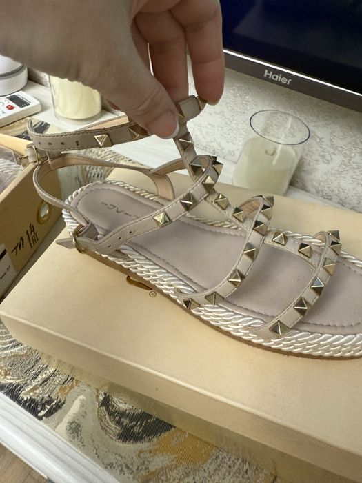 Продам босоножки натуральная кожа.