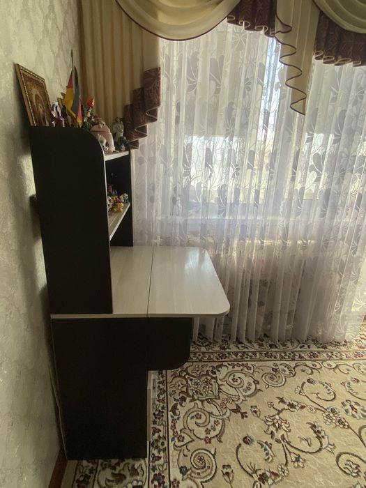 Столик с полками и ящиками