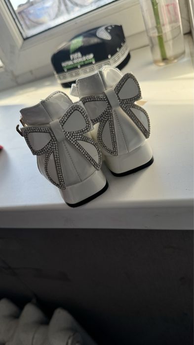 Белые нарядные туфли на девочку