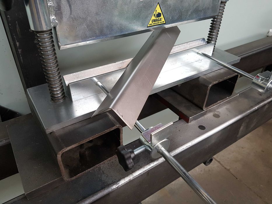 PRESA HIDRAULICĂ 440 mm ( abkant) Dachdecker