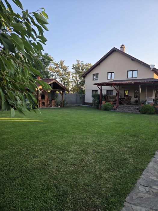 Casa de vanzare complet mobilată cu o curte generoasă in Zimand Cuz