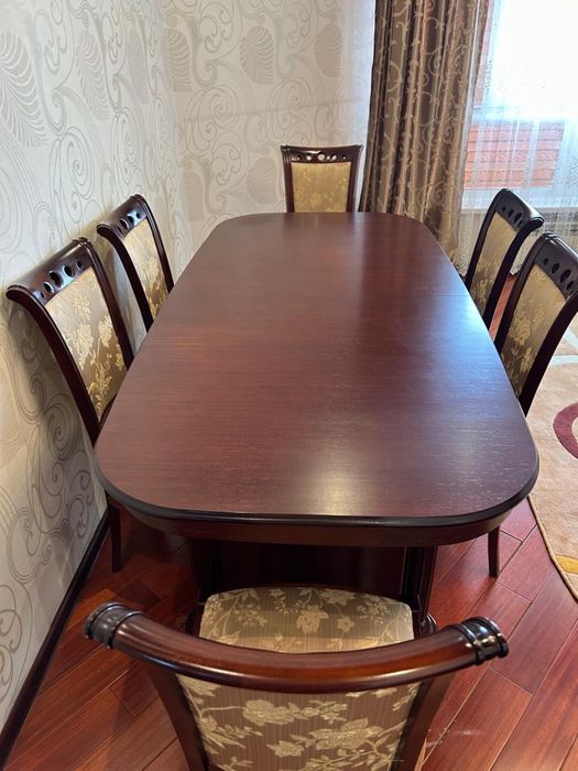Стол со стульями в отличном состоянии