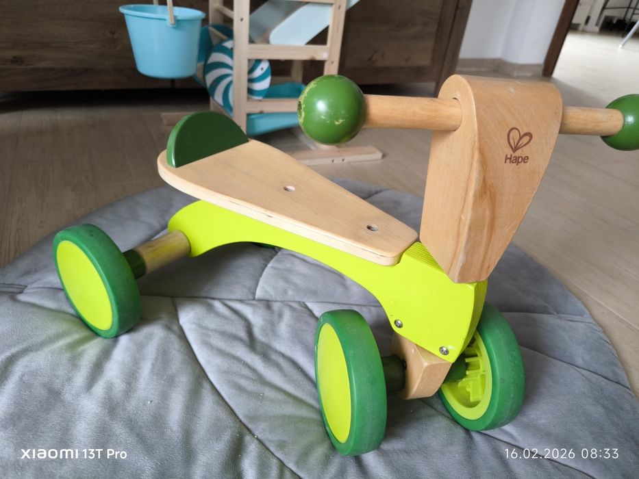 Bicicletă fără pedale Hape Scoot Around, verde, din lemn (12 luni+)