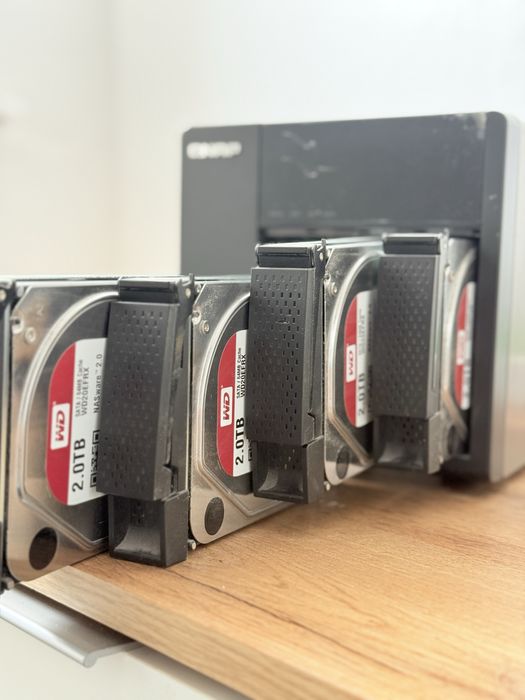 Server Fisiere NAS Qnap TS-420 cu 4 HDD de 2 TB Cloud Personal