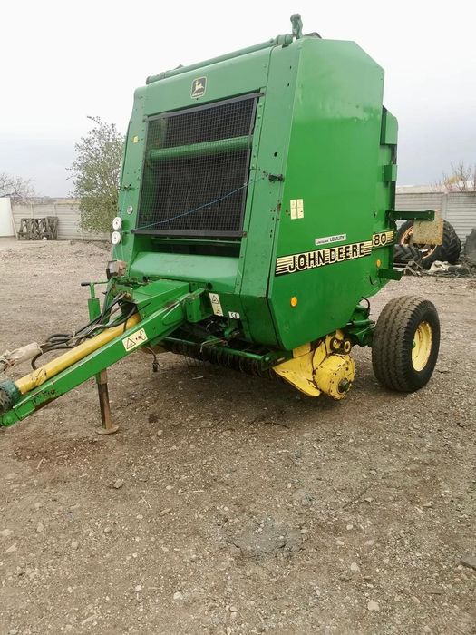 Vand presa de baloti rotunzi balotiera John Deere 580 recent adusa