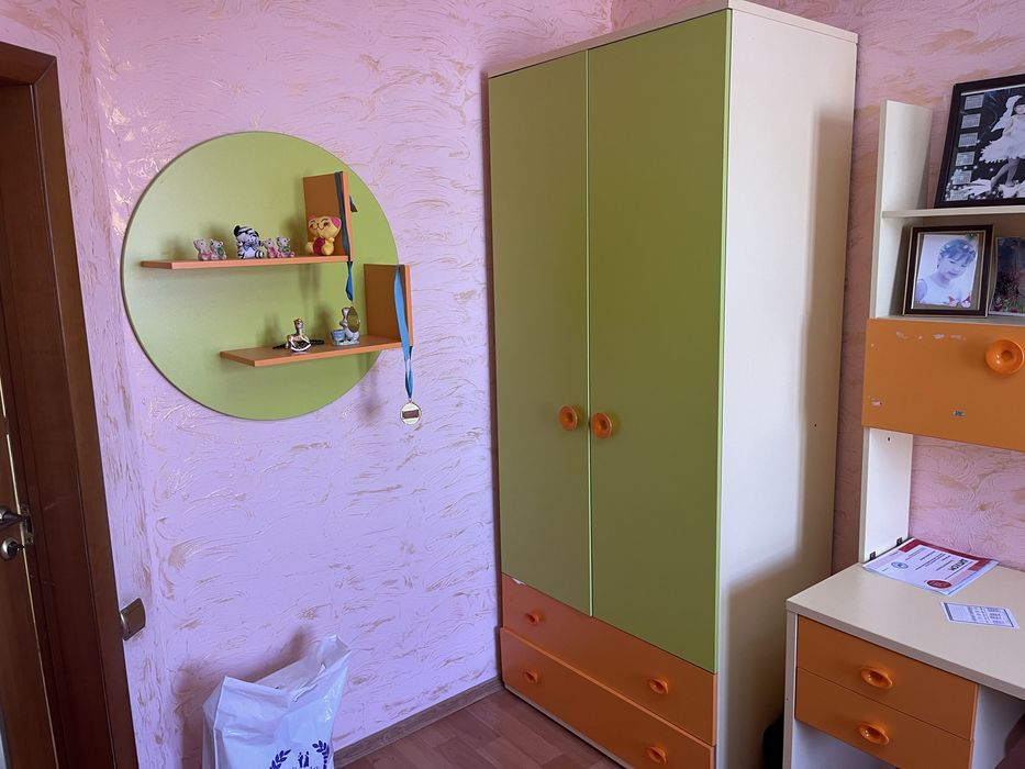 Комплект мебель: Шкаф, тумба и стенка.