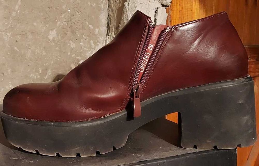 Дамски обувки с ефектна платформа