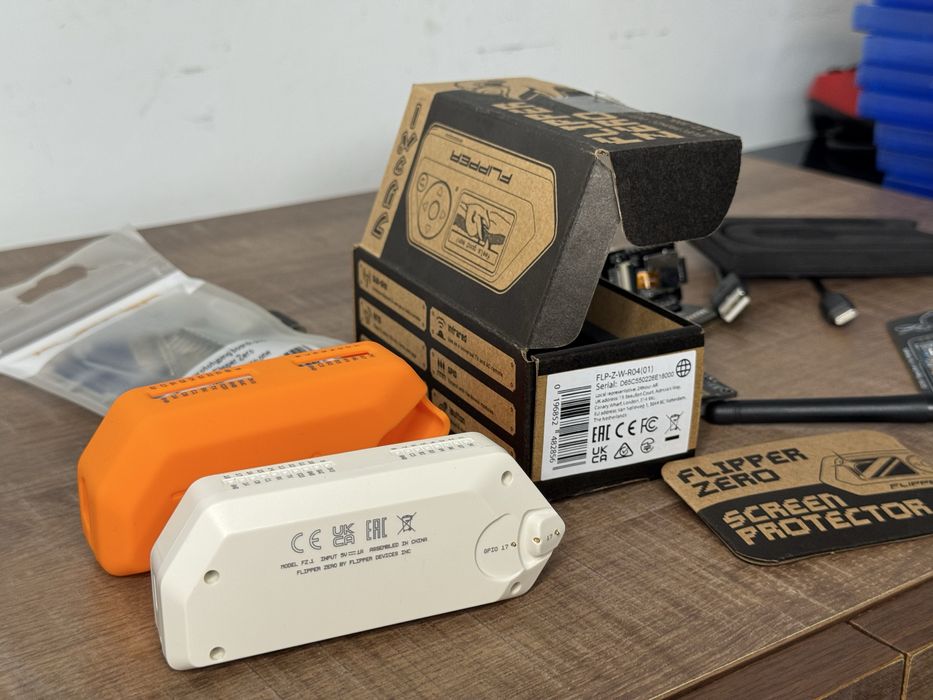 Flipper Zero cu toate Accesoriile