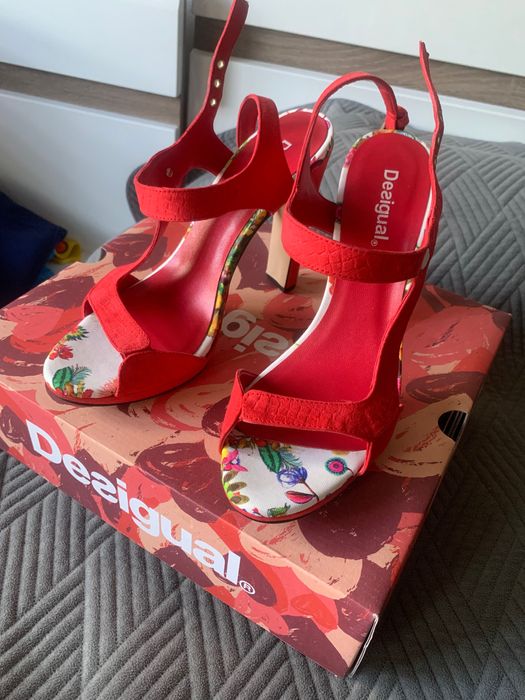Сандали на висок ток Desigual
