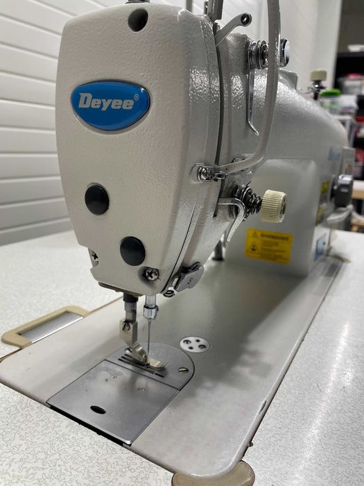 Продавам индустриална шевна машина Deyee DY-9400D4/B