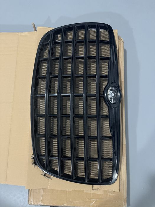Оригинальная решётка радиатора Chrysler 300c