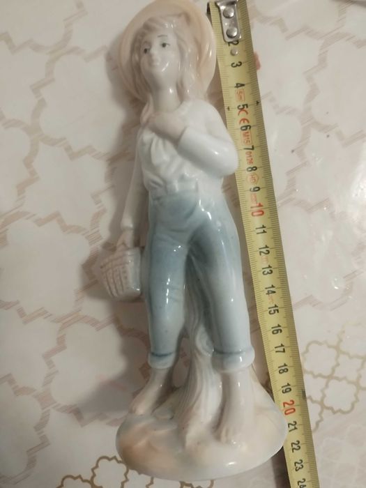 Стара порцеланова статуетка момиче с кошница