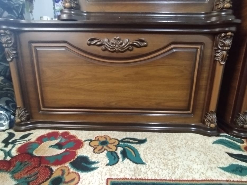 Bolalar kravati va katta sandiq