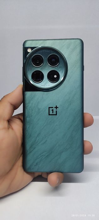 Продается OnePlus 12 на 256 гб.
