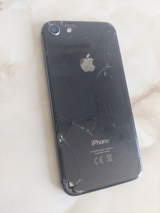 [8] Vând Apple iPhone 8 Black [spart dar cu placa bună] //poze reale