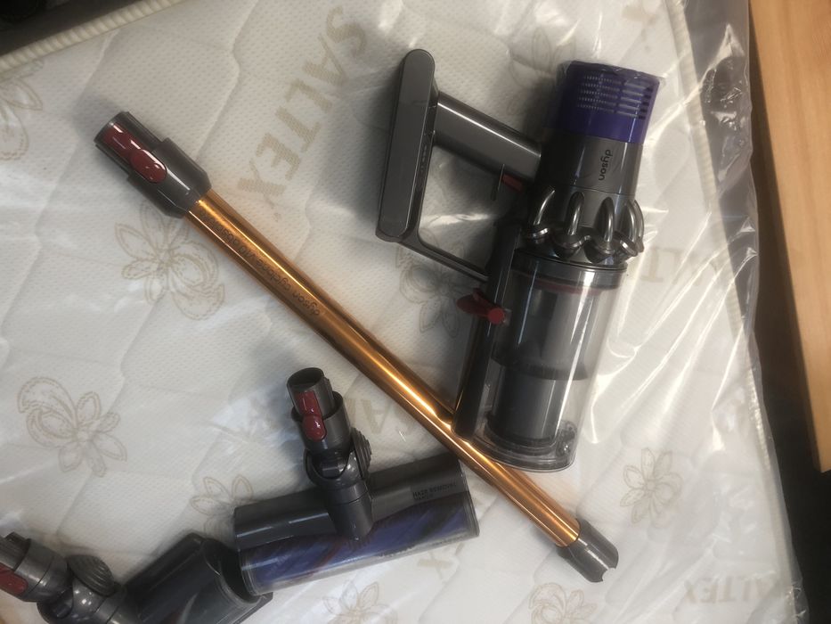 Dyson model v10 aspirator vertical