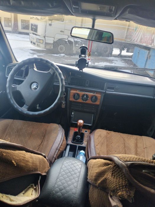 Машина Мерседес 190