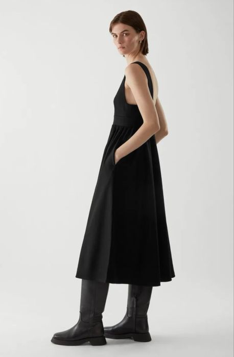 Cos рокля със странични джобове