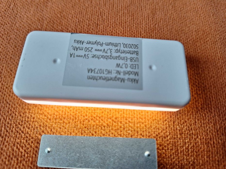 Lampa led cu senzor de miscare, cu acumulator fixare cu magnet