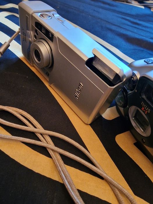 Doua aparate foto de colecție Nikon si Canon.