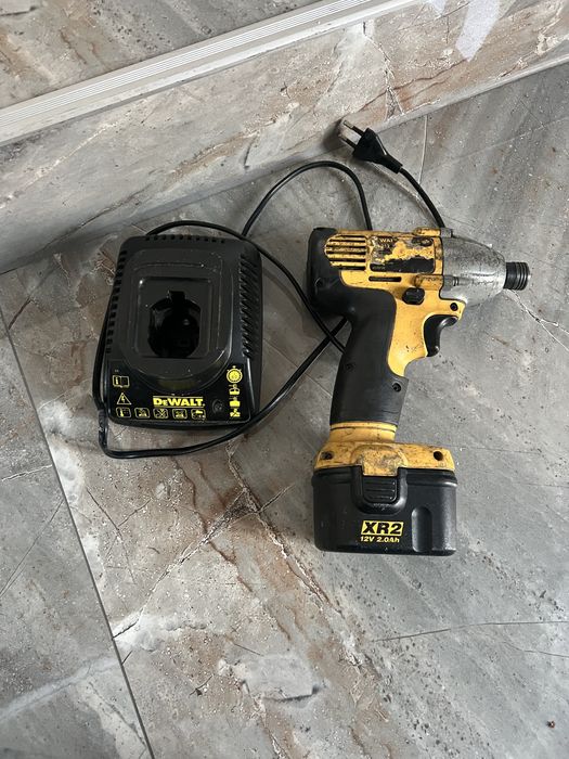 Filetanta cu Impact Dewalt cu Incarcator si Baterie XR  12V 2Ah
