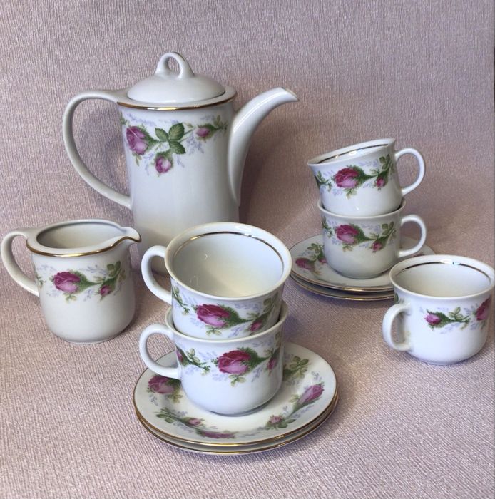 Сервизы, чайные наборы.