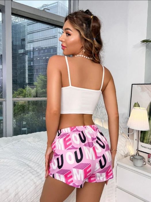 Женский пижамный комплект из топа и шорт.